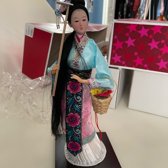 Japanese woman with kimono - Picture 1 of 3